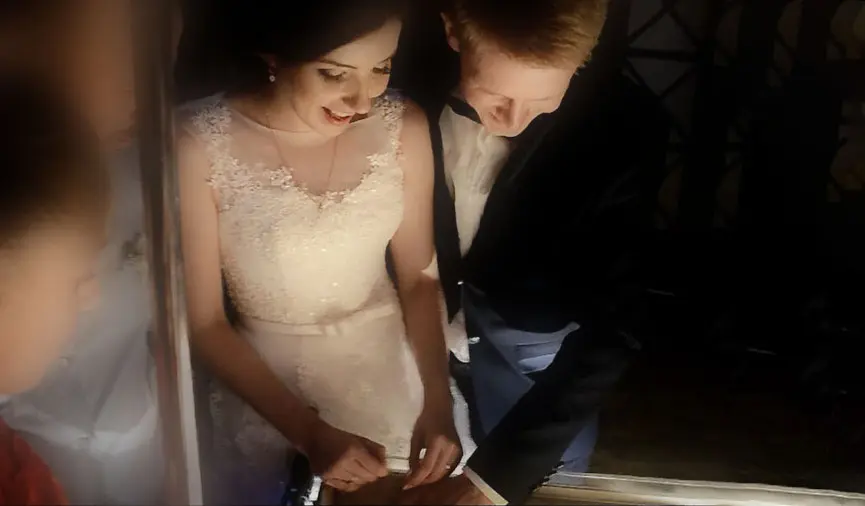 Wedding couple participating in a sand painting masterclass with sand artist Daria Tym