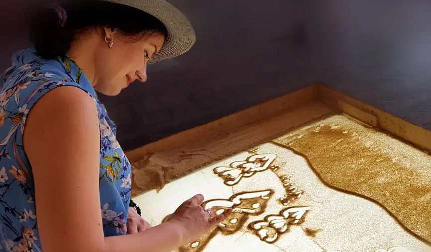 Student learning sand painting during an individual online lesson with sand artist Daria Tym