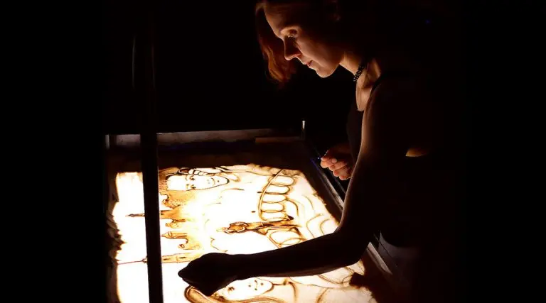 Sand animation wedding performance by Daria Tym featuring a romantic silhouette of the bride and groom.